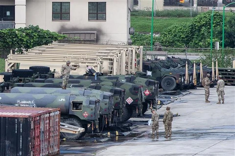 Thiết bị quân sự được triển khai tại căn cứ của Mỹ ở Dongducheon, phía Bắc Seoul, chuẩn bị cho cuộc tập trận chung Mỹ-Hàn mang tên Lá chắn Tự do Ulchi, hồi tháng 8/2022. (Ảnh: Yonhap/TTXVN)