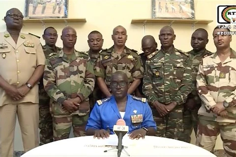 Hình ảnh phát trên truyền hình quốc gia Niger ngày 27/7/2023 về nhóm binh sỹ tự xưng là thành viên Hội đồng Quốc gia Bảo vệ Tổ quốc (CNSP) tuyên bố lật đổ Tổng thống Mohamed Bazoum. (Ảnh: Anadolu Agency/TTXVN)
