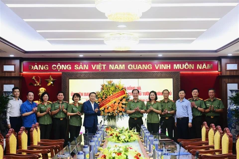 Phó Thủ tướng Chính phủ Trần Hồng Hà tặng hoa chúc mừng Bộ Tư lệnh Cảnh vệ nhân 78 năm ngày truyền thống lực lượng Công an Nhân dân. (Nguồn: Cổng thông tin điện tử Bộ Công an)