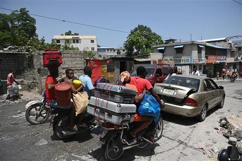 Người dân sơ tán tránh bạo lực tại Port-au-Prince (Haiti), ngày 15/8/2023. (Ảnh: AFP/TTXVN)