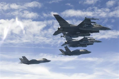 Chiến đấu cơ tàng hình F-35A của Hàn Quốc và tiêm kích F-16 của Mỹ tham gia tập trận không quân Buddy Squadron tại Cheongju, ngày 28/7/2023. (Ảnh: Yonhap/TTXVN)
