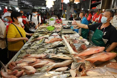 Quầy bán hải sản tại chợ Yio Chu Kang ở Singapore. (Ảnh: AFP/TTXVN)