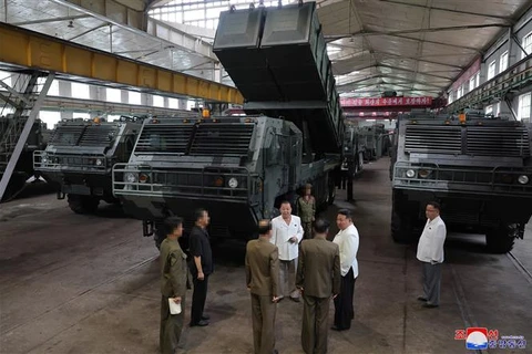 Nhà Lãnh đạo Triều Tiên Kim Jong-un (thứ hai, phải) thăm một nhà máy sản xuất tên lửa, ngày 11-12/8/2023. (Ảnh: KCNA/TTXVN)