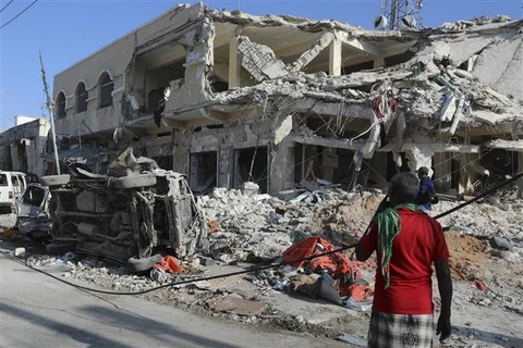 Hiện trường một vụ tấn công ở thủ đô Mogadishu, Somalia. Ảnh: AFP/TTXVN