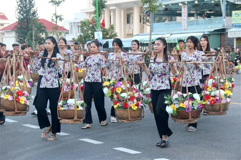 Biểu diễn gánh hoa đặc trưng ngư dân miền biển trong lễ hội đường phố Sắc màu Bình Thuận. (Ảnh: Nguyễn Thanh/TTXVN)