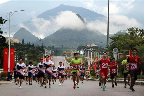 Các vận động viên tham gia Giải chạy việt dã chinh phục đỉnh núi Lao Tỷ Phùng tại Lai Châu, sáng 29/8/2023. (Ảnh: Quý Trung/TTXVN)