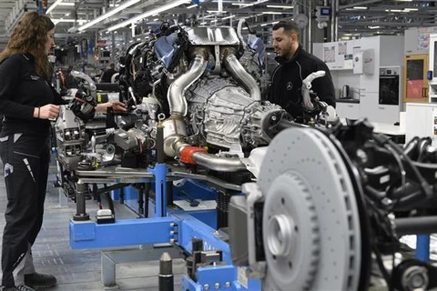 Công nhân làm việc trên dây chuyền lắp ráp ô tô tại nhà máy Mercedes-Benz ở Sindelfingen, Tây Nam Đức, ngày 13/2/2023. Ảnh: AFP/TTXVN
