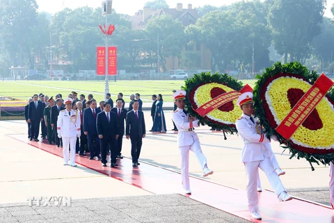 Các lãnh đạo, nguyên lãnh đạo Đảng, Nhà nước đặt vòng hoa và vào Lăng viếng Chủ tịch Hồ Chí Minh. (Ảnh: Phạm Kiên/TTXVN)
