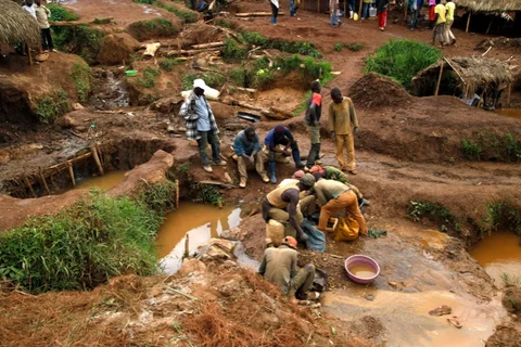 Thợ mỏ đãi vàng ở tỉnh Nam Kivu gần Bukavu. (Nguồn: Aljazeera)