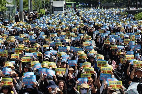 Các giáo viên tuần hành đòi bảo vệ quyền lợi tại thủ đô Seoul (Hàn Quốc) ngày 2/9/2023. (Ảnh: Yonhap/TTXVN)