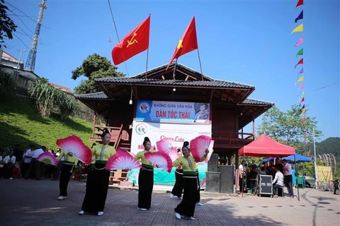 Biểu diễn văn nghệ của đồng bào dân tộc Thái đến từ các câu lạc bộ của Điện Biên, Lai Châu, Sơn La. Ảnh: Quý Trung – TTXVN