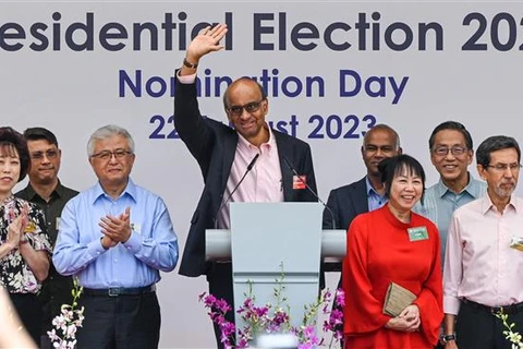 Ứng viên tranh cử Tổng thống Singapore, cựu Bộ trưởng cấp cao Tharman Shanmugaratnam (giữa) phát biểu tại trung tâm bầu cử ở Thủ đô Singapore, ngày 22/8/2023. (Ảnh: AFP/TTXVN)