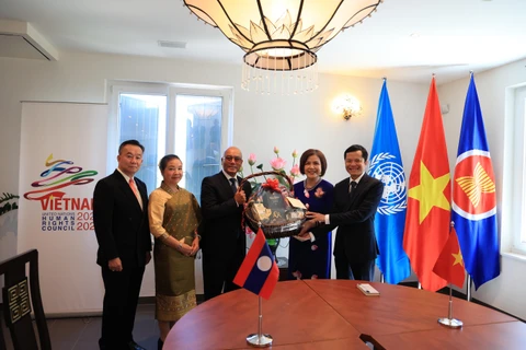 Tình hữu nghị và hợp tác gắn bó giữa Phái đoàn Việt Nam và Phái đoàn Lào tại Geneva luôn được chú trọng vun đắp và ngày càng thắt chặt. (Ảnh: Vietnam+)