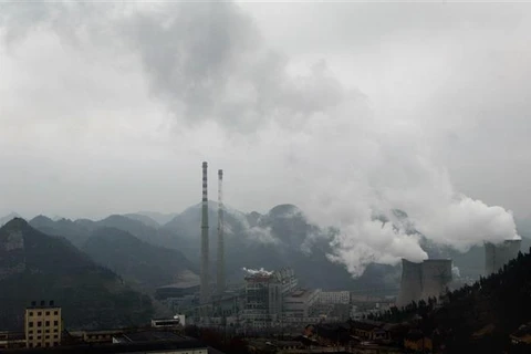 Khí thải phát ra từ nhà máy điện than ở Quý Châu (Trung Quốc). (Ảnh: AFP/TTXVN)