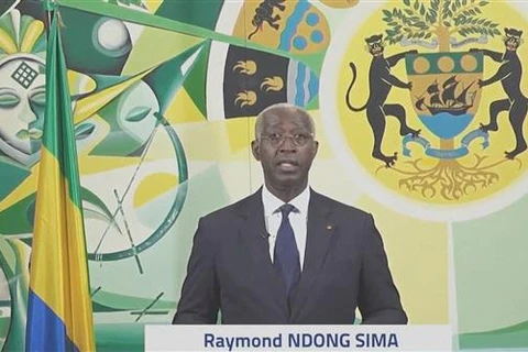 Thủ lâm thời của Gabon Raymond Ndong Sima phát biểu trên truyền hình ngày 9/9/2023. (Ảnh: AFP/TTXVN)