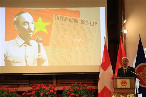 Đại sứ Việt Nam tại Thụy Sĩ Phùng Thế Long phát biểu tại buổi lễ. (Ảnh: Anh Hiển/TTXVN)