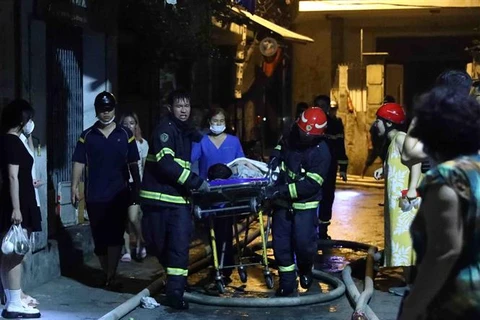 150 người đã được huy động tham gia cứu nạn, cứu hộ trong vụ cháy chung cư mini ở quận Thanh Xuân đêm 12/9. (Ảnh: Phạm Kiên/TTXVN)