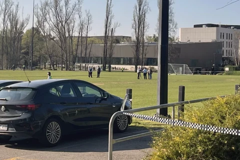 Cảnh sát có mặt tại khuôn viên Đại học Quốc gia Australia. (Nguồn: ABC)
