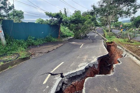 Một điểm sạt trượt trên Đường Hồ Chí Minh, đoạn qua phường Nghĩa Thành, thành phố Gia Nghĩa (Đắk Nông), hồi đầu tháng 8/2023. (Ảnh: Hưng Thịnh/TTXVN)