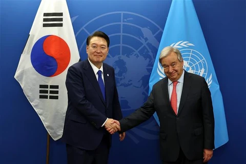 Tổng thư ký Liên hợp quốc Antonio Guterres (phải) và Tổng thống Hàn Quốc Yoon Suk Yeol tại cuộc gặp ở New York (Mỹ), ngày 19/9/2023. (Ảnh: Yonhap/TTXVN)