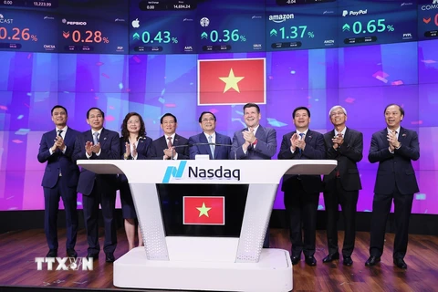 Thủ tướng rung chuông khai mạc phiên giao dịch NASDAQ. (Ảnh: Dương Giang/TTXVN)
