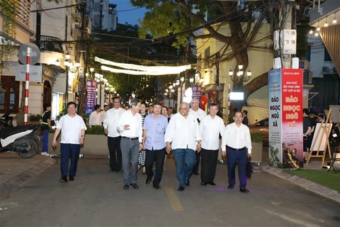 Đại sứ Cuba tại Việt Nam Orlando Nicolas Hernandez Guillen cùng các đại biểu tham quan tuyến phố đi bộ ẩm thực Đảo Ngọc-Ngũ Xã và thưởng thức món ăn đặc sản của Quận Ba Đình. (Ảnh: TTXVN phát)