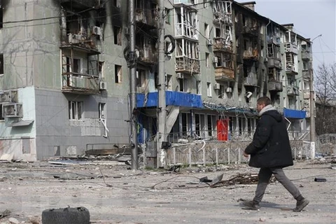 Tòa nhà bị hư hại do xung đột tại Mariupol (Ukraine), ngày 17/4/2022. (Ảnh: THX/TTXVN)