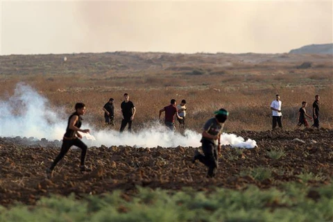 Người biểu tình Palestine xung đột với binh sỹ Israel tại khu vực biên giới Dải Gaza-Israel, ngày 1/9/2023. (Ảnh: THX/TTXVN)
