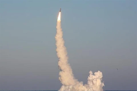 Tên lửa đạn đạo Bulava được phóng từ tàu ngầm hạt nhân Generalissimus Suvorov của Nga trên Biển Trắng, ngày 3/11/2022. (Ảnh: Archive/TTXVN)