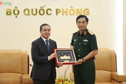 Đại tướng Phan Văn Giang trao quà lưu niệm tặng Đại sứ Sengphet Houngboungnuang. (Nguồn: Quân đội nhân dân)
