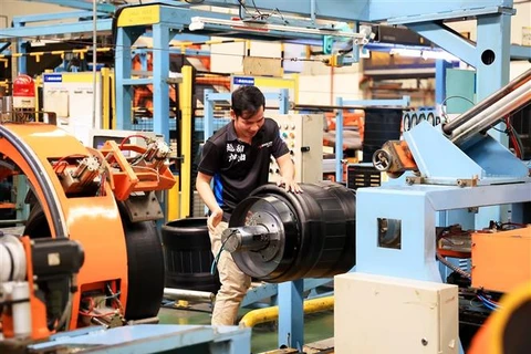 Công nhân làm việc tại nhà máy sản xuất lốp ôtô của Công ty Trách nhiệm Hữu hạn Sailun Việt Nam, Khu Công nghiệp Phước Đông, huyện Gò Dầu (tỉnh Tây Ninh). (Ảnh: Hồng Đạt/TTXVN)