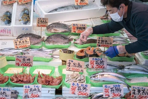 Một cửa hàng bán cá ở Tokyo (Nhật Bản). (Ảnh: AFP/TTXVN)