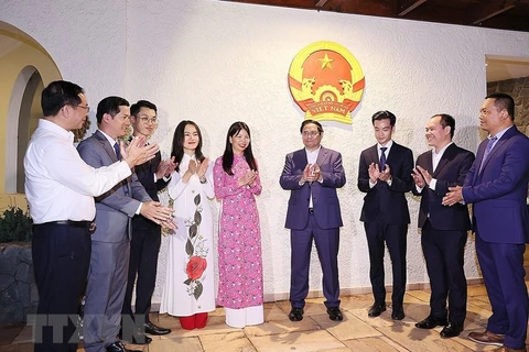 Thủ tướng Phạm Minh Chính thăm hỏi cán bộ, nhân viên Đại sứ quán Việt Nam tại Brazil. (Ảnh: Dương Giang/TTXVN)