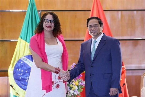 Thủ tướng Phạm Minh Chính tiếp bà Luciana Santos, Chủ tịch Đảng Cộng sản Brazil. (Ảnh: Dương Giang/TTXVN)