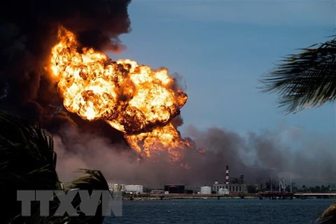 Khói lửa bốc lên từ các đám cháy tại kho chứa dầu gần thành phố Matanzas (Cuba), ngày 9/8/2022. (Ảnh: AFP/TTXVN)