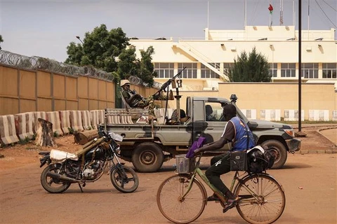 Binh sỹ Burkina Faso được triển khai trên đường phố Ouagadougou. (Ảnh: AFP/TTXVN)
