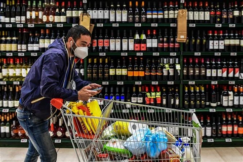 Người dân mua sắm tại một siêu thị ở Milan (Italy). (Ảnh: AFP/TTXVN)