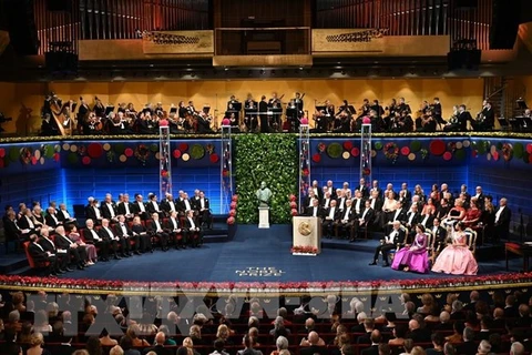Chủ nhân các giải thưởng Nobel và các thành viên gia đình Hoàng gia Thụy Điển tại Lễ trao giải Nobel ở Stockholm, ngày 10/12/2022. (Ảnh: AFP/ TTXVN) 
