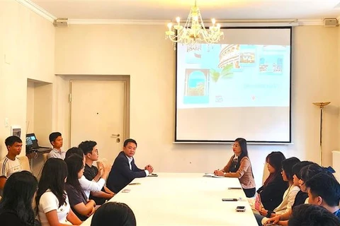 Hội Sinh viên Việt Nam tại Italy họp chào đón các tân sinh viện Việt Nam tại Đại sứ quán Việt Nam tại Italy. (Ảnh: Trường Dụy/TTXVN)