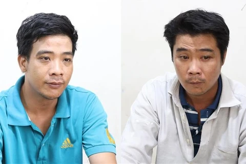 Hai đối tượng Huỳnh Quốc Chiến (phải) và Huỳnh Quốc Thắng bị tạm giữ tại cơ quan Công an. (Ảnh: TTXVN phát)