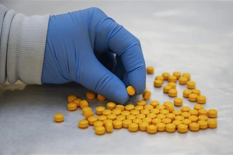 Nhân viên Cơ quan Chống Ma túy kiểm tra thuốc giảm đau fentanyl tại phòng thí nghiệm ở New York (Mỹ). (Ảnh: AFP/TTXVN)