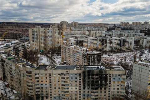 Một toà chung cư bị phá huỷ trong xung đột, tại Saltivka thuộc vùng Kharkiv (Ukraine) ngày 20/2/2023. (Ảnh: AFP/TTXVN)