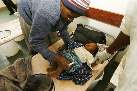 Trẻ em mắc bệnh tả được điều trị tại một cơ sở y tế ở Harare (Zimbabwe). (Ảnh: AFP/TTXVN)