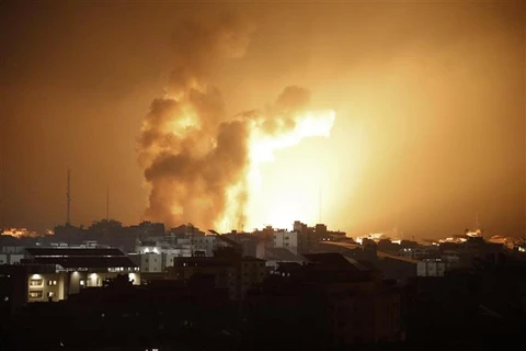 Khói lửa bốc lên từ các tòa nhà sau khi Israel oanh tạc thành phố Gaza ngày 8/10/2023. (Ảnh: AFP/TTXVN)