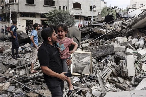 Cảnh đổ nát sau các vụ không kích của Israel tại Dải Gaza, ngày 7/10/2023. (Ảnh: AFP/TTXVN)
