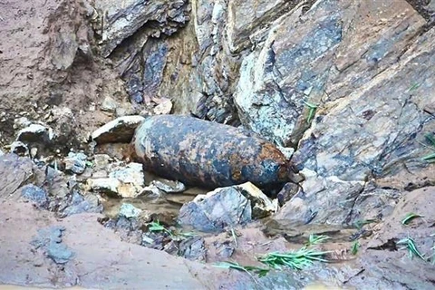 Quả bom được phát hiện bên bờ suối ở huyện Văn Yên (Yên Bái). (Ảnh: TTXVN phát)