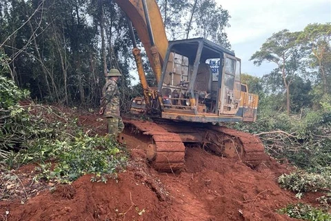 Phương tiện mà đối tượng Nguyễn Văn Sáng sử dụng để phá, san ủi đất rừng. (Ảnh: TTXVN phát)