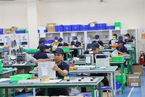 Công nhân làm việc tại nhà máy của Tazmo Việt Nam - công ty 100% vốn Nhật Bản - lắp ráp các thiết bị robot công nghiệp. (Ảnh: Minh Hưng/TTXVN)