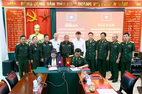 Đại diện Hội Cựu Chiến binh tỉnh Sơn La và Hiệp Hội Cựu Chiến binh tỉnh Xayabury ký kết biên bản ghi nhớ. (Ảnh: Quang Quyết/TTXVN)