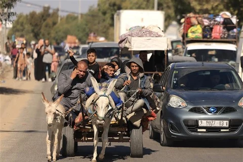 Người dân di dời khỏi thành phố Gaza nhằm tránh xung đột giữa quân đội Israel và phong trào Hamas, ngày 13/10/2023. (Ảnh: THX/TTXVN)